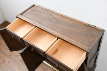 中古　北海道民芸家具　上品な佇まいが落ち着きのある空間を演出するサイドボード(収納棚、戸棚、食器棚、カップボード、サイドキャビネット)(R-083508)