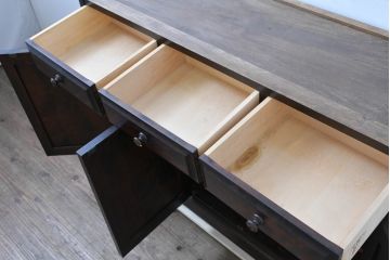 中古　北海道民芸家具　上品な佇まいが落ち着きのある空間を演出するサイドボード(収納棚、戸棚、食器棚、カップボード、サイドキャビネット)(R-083508)