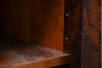 中古　北海道民芸家具　上品な佇まいが落ち着きのある空間を演出するサイドボード(収納棚、戸棚、食器棚、カップボード、サイドキャビネット)(R-083508)