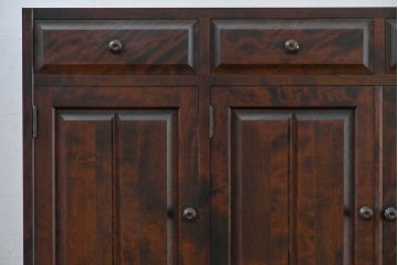 中古　北海道民芸家具　上品な佇まいが落ち着きのある空間を演出するサイドボード(収納棚、戸棚、食器棚、カップボード、サイドキャビネット)(R-083508)