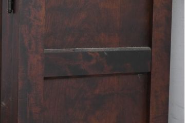 中古　北海道民芸家具　上品な佇まいが落ち着きのある空間を演出するサイドボード(収納棚、戸棚、食器棚、カップボード、サイドキャビネット)(R-083508)