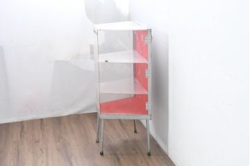 和製ビンテージ　激レア　希少!!　昭和レトロ　SANYOのロゴ入り　鉄脚×プラスチック　懐かしさとインダストリアルな雰囲気が絶妙にマッチした展示ディスプレイケース(ショーケース、コレクションケース、飾り棚、店舗什器)(R-083511)