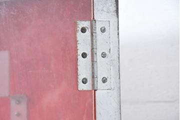 和製ビンテージ　激レア　希少!!　昭和レトロ　SANYOのロゴ入り　鉄脚×プラスチック　懐かしさとインダストリアルな雰囲気が絶妙にマッチした展示ディスプレイケース(ショーケース、コレクションケース、飾り棚、店舗什器)(R-083511)