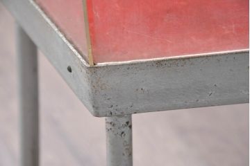 和製ビンテージ　激レア　希少!!　昭和レトロ　SANYOのロゴ入り　鉄脚×プラスチック　懐かしさとインダストリアルな雰囲気が絶妙にマッチした展示ディスプレイケース(ショーケース、コレクションケース、飾り棚、店舗什器)(R-083511)