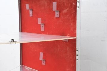 和製ビンテージ　激レア　希少!!　昭和レトロ　SANYOのロゴ入り　鉄脚×プラスチック　懐かしさとインダストリアルな雰囲気が絶妙にマッチした展示ディスプレイケース(ショーケース、コレクションケース、飾り棚、店舗什器)(R-083511)