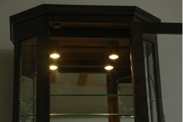 中古　美品!!　国産民芸家具の逸品　神居民芸(Kamui、カムイ)　美しさが際立つ、上質な多角ショーケース　(R-083512)