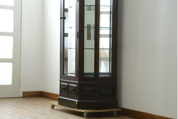 中古　美品!!　国産民芸家具の逸品　神居民芸(Kamui、カムイ)　美しさが際立つ、上質な多角ショーケース　(R-083512)