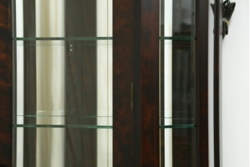 中古　美品!!　国産民芸家具の逸品　神居民芸(Kamui、カムイ)　美しさが際立つ、上質な多角ショーケース　(R-083512)