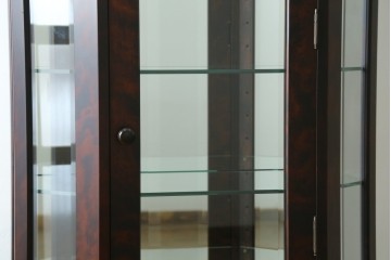 中古　美品!!　国産民芸家具の逸品　神居民芸(Kamui、カムイ)　美しさが際立つ、上質な多角ショーケース　(R-083512)
