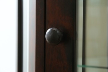 中古　美品!!　国産民芸家具の逸品　神居民芸(Kamui、カムイ)　美しさが際立つ、上質な多角ショーケース　(R-083512)