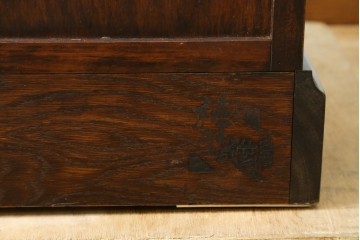 中古　美品!!　国産民芸家具の逸品　神居民芸(Kamui、カムイ)　美しさが際立つ、上質な多角ショーケース　(R-083512)