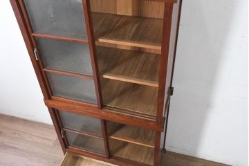 和製アンティーク　美品　漆塗りの深みと昭和レトロな雰囲気が魅力のシンプルな重ねガラス戸棚(収納棚、キャビネット、本箱、書棚、陳列棚、飾り棚、ディスプレイ棚、店舗什器、バラ売り可能)(R-083515)