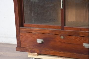 和製アンティーク　美品　漆塗りの深みと昭和レトロな雰囲気が魅力のシンプルな重ねガラス戸棚(収納棚、キャビネット、本箱、書棚、陳列棚、飾り棚、ディスプレイ棚、店舗什器、バラ売り可能)(R-083515)