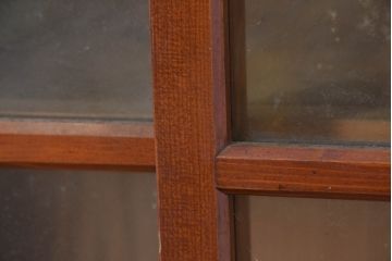 和製アンティーク　美品　漆塗りの深みと昭和レトロな雰囲気が魅力のシンプルな重ねガラス戸棚(収納棚、キャビネット、本箱、書棚、陳列棚、飾り棚、ディスプレイ棚、店舗什器、バラ売り可能)(R-083515)