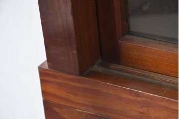和製アンティーク　美品　漆塗りの深みと昭和レトロな雰囲気が魅力のシンプルな重ねガラス戸棚(収納棚、キャビネット、本箱、書棚、陳列棚、飾り棚、ディスプレイ棚、店舗什器、バラ売り可能)(R-083515)