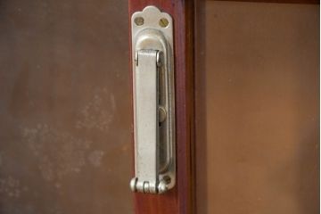 和製アンティーク　美品　漆塗りの深みと昭和レトロな雰囲気が魅力のシンプルな重ねガラス戸棚(収納棚、キャビネット、本箱、書棚、陳列棚、飾り棚、ディスプレイ棚、店舗什器、バラ売り可能)(R-083515)