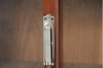和製アンティーク　美品　漆塗りの深みと昭和レトロな雰囲気漂うシンプルなガラス戸棚(サイドキャビネット、カップボード、収納棚、本箱)(R-083516)