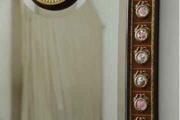 中古　美品　スペイン高級家具　マリネール(MARINER)　圧倒的な存在感!!優雅な空間を演出する装飾壁掛けミラー　(R-083517)