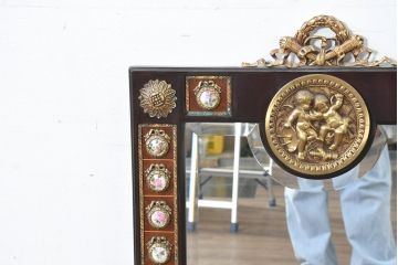 中古　美品　スペイン高級家具　マリネール(MARINER)　圧倒的な存在感!!優雅な空間を演出する装飾壁掛けミラー(ウォールミラー、壁面鏡、姿見、インテリアミラー、陶板装飾、西洋)(R-083517)