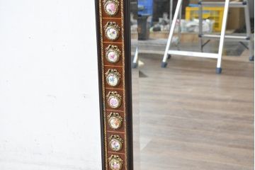中古　美品　スペイン高級家具　マリネール(MARINER)　圧倒的な存在感!!優雅な空間を演出する装飾壁掛けミラー(ウォールミラー、壁面鏡、姿見、インテリアミラー、陶板装飾、西洋)(R-083517)