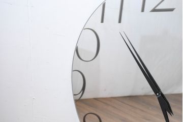 中古　超美品　カッテラ( cattelan italia)　インテリアに映える鏡面デザインのスタイリッシュな掛け時計(ミラークロック、ウォールクロック、壁掛け時計、インテリアミラー時計、鏡面、ミラー)(定価約20万円)(R-083518)