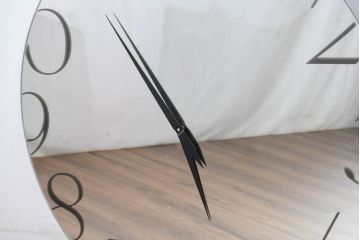 中古　超美品　カッテラ( cattelan italia)　インテリアに映える鏡面デザインのスタイリッシュな掛け時計(ミラークロック、ウォールクロック、壁掛け時計、インテリアミラー時計、鏡面、ミラー)(定価約20万円)(R-083518)