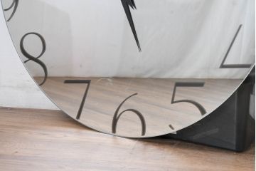 中古　超美品　カッテラ( cattelan italia)　インテリアに映える鏡面デザインのスタイリッシュな掛け時計(ミラークロック、ウォールクロック、壁掛け時計、インテリアミラー時計、鏡面、ミラー)(定価約20万円)(R-083518)