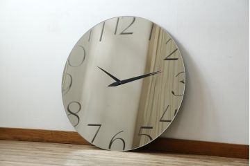 中古　超美品　カッテラ( cattelan italia)　インテリアに映える鏡面デザインのスタイリッシュな掛け時計(ミラークロック、ウォールクロック、壁掛け時計、インテリアミラー時計、鏡面、ミラー)(定価約20万円)(R-083518)
