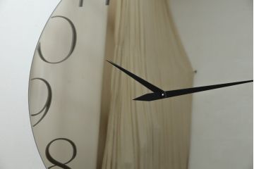 中古　超美品　カッテラ( cattelan italia)　インテリアに映える鏡面デザインのスタイリッシュな掛け時計(ミラークロック、ウォールクロック、壁掛け時計、インテリアミラー時計、鏡面、ミラー)(定価約20万円)(R-083518)