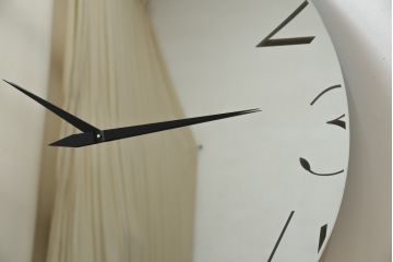中古　超美品　カッテラ( cattelan italia)　インテリアに映える鏡面デザインのスタイリッシュな掛け時計(ミラークロック、ウォールクロック、壁掛け時計、インテリアミラー時計、鏡面、ミラー)(定価約20万円)(R-083518)