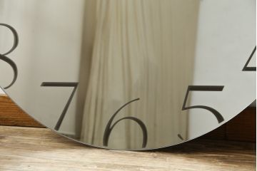 中古　超美品　カッテラ( cattelan italia)　インテリアに映える鏡面デザインのスタイリッシュな掛け時計(ミラークロック、ウォールクロック、壁掛け時計、インテリアミラー時計、鏡面、ミラー)(定価約20万円)(R-083518)