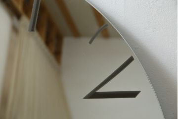 中古　超美品　カッテラ( cattelan italia)　インテリアに映える鏡面デザインのスタイリッシュな掛け時計(ミラークロック、ウォールクロック、壁掛け時計、インテリアミラー時計、鏡面、ミラー)(定価約20万円)(R-083518)