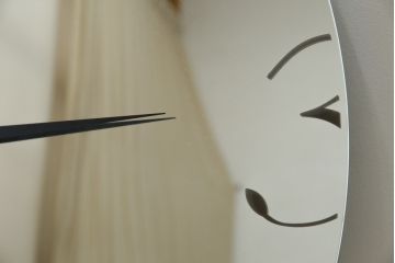 中古　超美品　カッテラ( cattelan italia)　インテリアに映える鏡面デザインのスタイリッシュな掛け時計(ミラークロック、ウォールクロック、壁掛け時計、インテリアミラー時計、鏡面、ミラー)(定価約20万円)(R-083518)