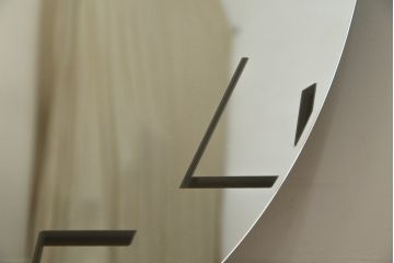 中古　超美品　カッテラ( cattelan italia)　インテリアに映える鏡面デザインのスタイリッシュな掛け時計(ミラークロック、ウォールクロック、壁掛け時計、インテリアミラー時計、鏡面、ミラー)(定価約20万円)(R-083518)