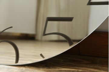 中古　超美品　カッテラ( cattelan italia)　インテリアに映える鏡面デザインのスタイリッシュな掛け時計(ミラークロック、ウォールクロック、壁掛け時計、インテリアミラー時計、鏡面、ミラー)(定価約20万円)(R-083518)
