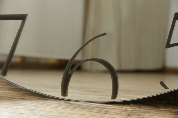 中古　超美品　カッテラ( cattelan italia)　インテリアに映える鏡面デザインのスタイリッシュな掛け時計(ミラークロック、ウォールクロック、壁掛け時計、インテリアミラー時計、鏡面、ミラー)(定価約20万円)(R-083518)
