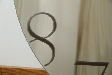 中古　超美品　カッテラ( cattelan italia)　インテリアに映える鏡面デザインのスタイリッシュな掛け時計(ミラークロック、ウォールクロック、壁掛け時計、インテリアミラー時計、鏡面、ミラー)(定価約20万円)(R-083518)