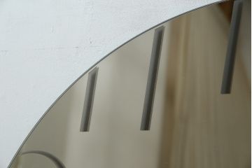 中古　超美品　カッテラ( cattelan italia)　インテリアに映える鏡面デザインのスタイリッシュな掛け時計(ミラークロック、ウォールクロック、壁掛け時計、インテリアミラー時計、鏡面、ミラー)(定価約20万円)(R-083518)