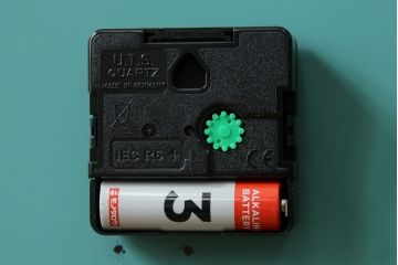 中古　超美品　カッテラ( cattelan italia)　インテリアに映える鏡面デザインのスタイリッシュな掛け時計(ミラークロック、ウォールクロック、壁掛け時計、インテリアミラー時計、鏡面、ミラー)(定価約20万円)(R-083518)