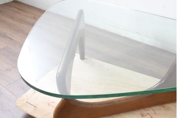 中古　美品　リプロダクト品　イサム・ノグチ(Isamu Noguchi)　洗練されたモダンデザインが美しいセンターテーブル(コーヒーテーブル、ローテーブル、ガラステーブル、カクテルテーブル、リビングテーブル)(R-083519)