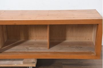 和製アンティーク　美品!!　古い木の味わいがたっぷりのシンプルなローボード(テレビボード、TVボード、テレビ台、TV台、収納棚、ガラス戸棚)(R-083520)