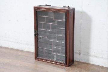 アジア民芸家具　中古　美品　唐木製　李朝デザインの壁掛けガラスケース(ウォールキャビネット、収納棚、吊り戸棚、ショーケース、Gケース、コレクションケース、ディスプレイケース、飾り棚、店舗什器)(R-083522)