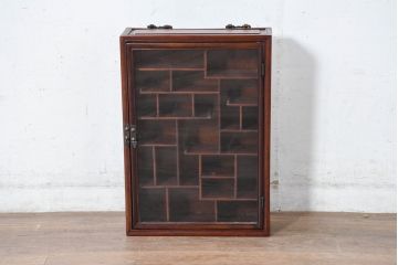 アジア民芸家具　中古　美品　唐木製　李朝デザインの壁掛けガラスケース(ウォールキャビネット、収納棚、吊り戸棚、ショーケース、Gケース、コレクションケース、ディスプレイケース、飾り棚、店舗什器)(R-083522)