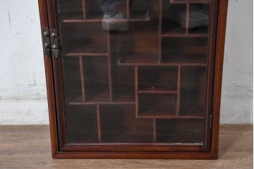 アジア民芸家具　中古　美品　唐木製　李朝デザインの壁掛けガラスケース(ウォールキャビネット、収納棚、吊り戸棚、ショーケース、Gケース、コレクションケース、ディスプレイケース、飾り棚、店舗什器)(R-083522)