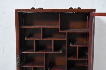 アジア民芸家具　中古　美品　唐木製　李朝デザインの壁掛けガラスケース(ウォールキャビネット、収納棚、吊り戸棚、ショーケース、Gケース、コレクションケース、ディスプレイケース、飾り棚、店舗什器)(R-083522)