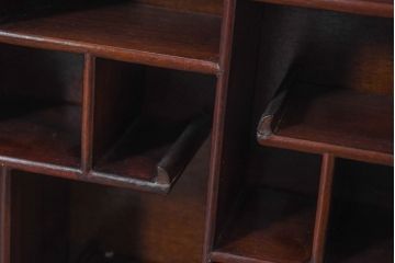 アジア民芸家具　中古　美品　唐木製　李朝デザインの壁掛けガラスケース(ウォールキャビネット、収納棚、吊り戸棚、ショーケース、Gケース、コレクションケース、ディスプレイケース、飾り棚、店舗什器)(R-083522)