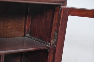 アジア民芸家具　中古　美品　唐木製　李朝デザインの壁掛けガラスケース(ウォールキャビネット、収納棚、吊り戸棚、ショーケース、Gケース、コレクションケース、ディスプレイケース、飾り棚、店舗什器)(R-083522)