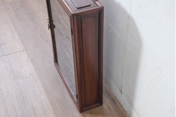 アジア民芸家具　中古　美品　唐木製　李朝デザインの壁掛けガラスケース(ウォールキャビネット、収納棚、吊り戸棚、ショーケース、Gケース、コレクションケース、ディスプレイケース、飾り棚、店舗什器)(R-083522)