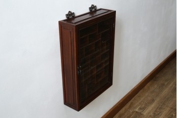 アジア民芸家具　中古　美品　唐木製　李朝デザインの壁掛けガラスケース　(R-083522)