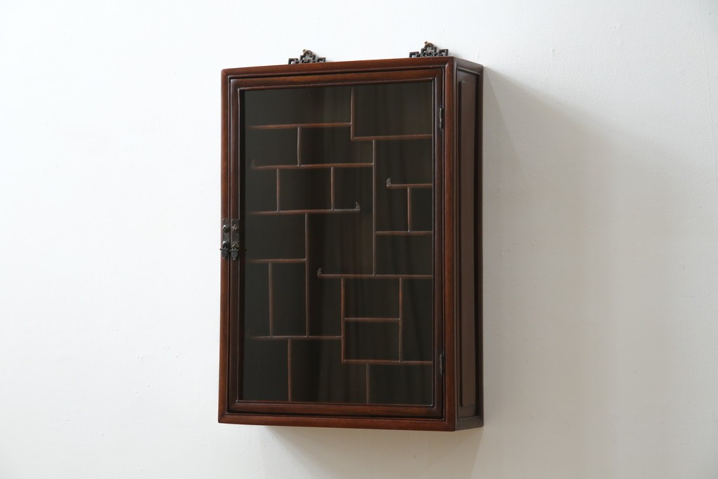 アジア民芸家具　中古　美品　唐木製　李朝デザインの壁掛けガラスケース　(R-083522)